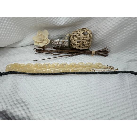 Vintage-Inspired Chunky Acrylic Chain Link Necklace – Cream & Gold – New - Picture 5 of 6